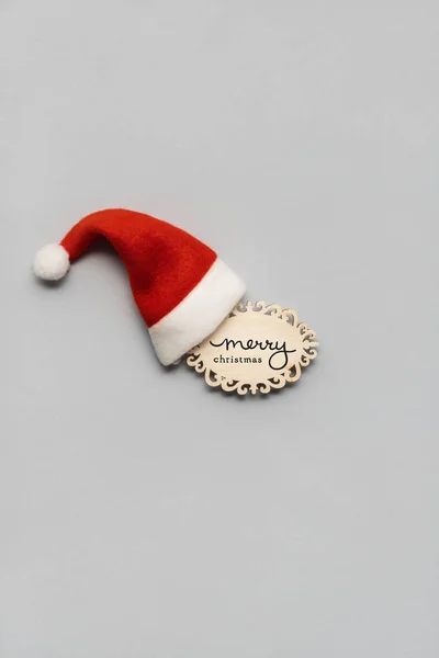 サンタ帽子とサインのクリエイティブのコンセプト写真の灰色の背景 — ストック写真