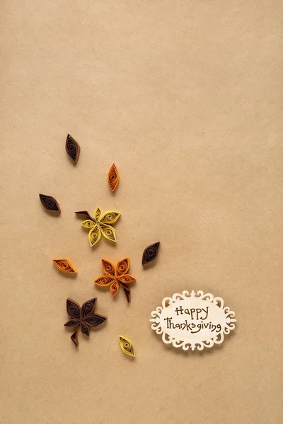 Kahverengi Zemin Üzerine Kağıt Yaprak Yaratıcı Şükran Günü Konsept Fotoğraf — Stok fotoğraf