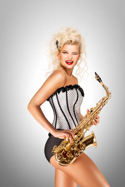 Modelo Pinup Bonita Tocando Saxofone Fundo Cinza — Fotografia de Stock