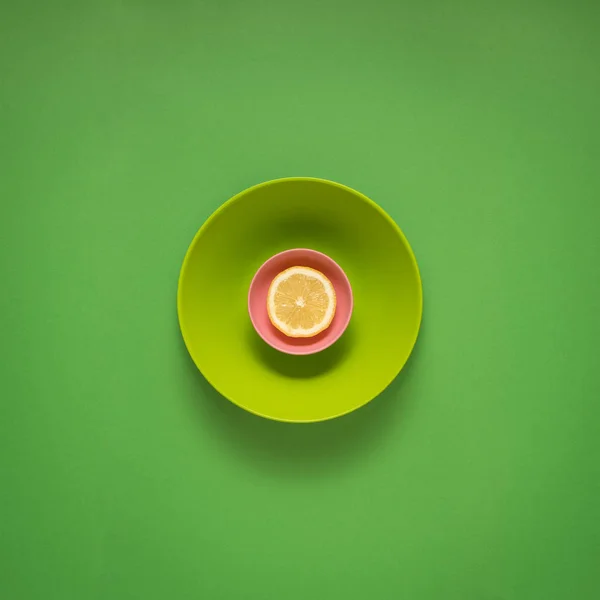 Креативна Концепція Фото Посуду Пофарбована Тарілка Їжею Зеленому Фоні — стокове фото