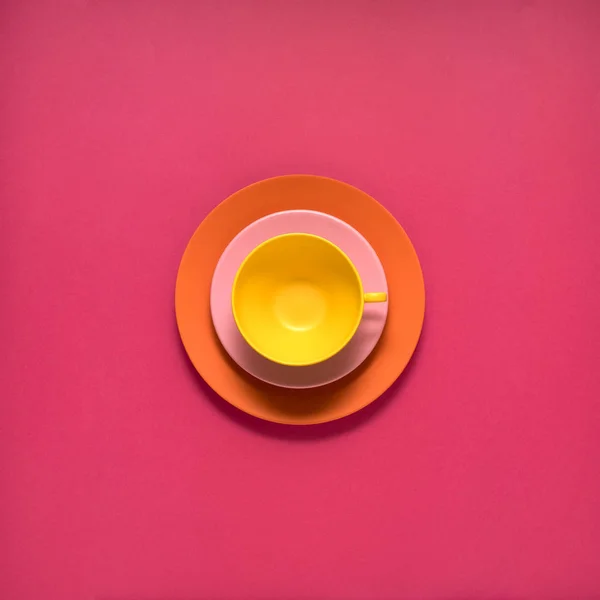 Koncepcja Kreatywnych Zdjęć Przyborami Kuchennymi Malowany Talerz Jedzeniem Nim Różowym — Zdjęcie stockowe