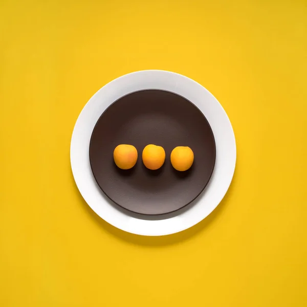 Koncepcja Kreatywnych Zdjęć Przyborami Kuchennymi Malowany Talerz Jedzeniem Nim Żółtym — Zdjęcie stockowe