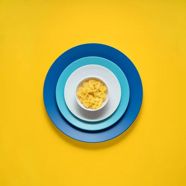 Koncepcja Kreatywnych Zdjęć Przyborami Kuchennymi Malowany Talerz Jedzeniem Nim Żółtym — Zdjęcie stockowe