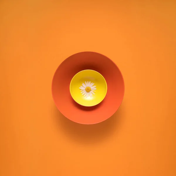 台所用品 オレンジ色の背景にそれを食品に塗られたプレートのクリエイティブのコンセプト写真 — ストック写真