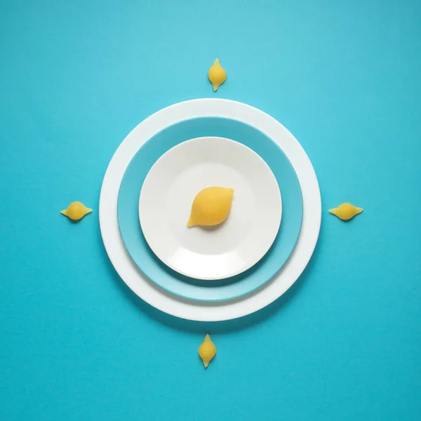 Koncepcja Kreatywnych Zdjęć Przyborami Kuchennymi Malowany Talerz Jedzeniem Niebieskim Tle — Zdjęcie stockowe