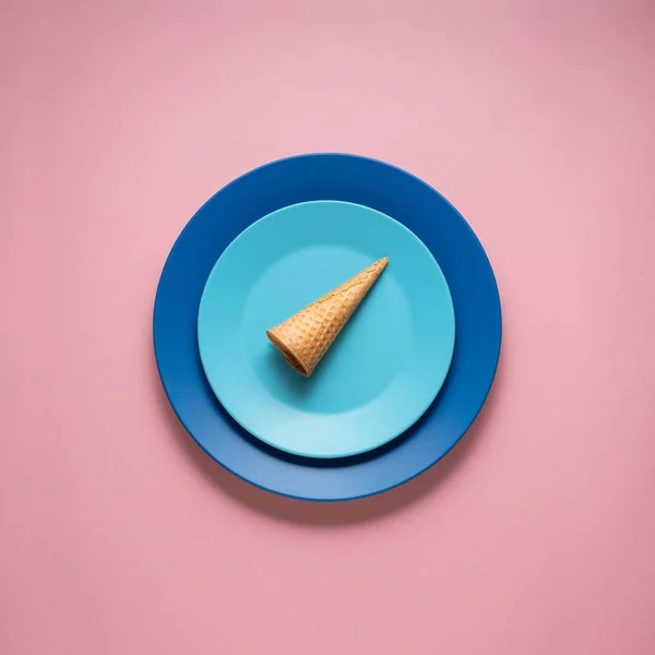 분홍색 배경에 그것에 음식과 그린된 접시의 크리에이 — 스톡 사진