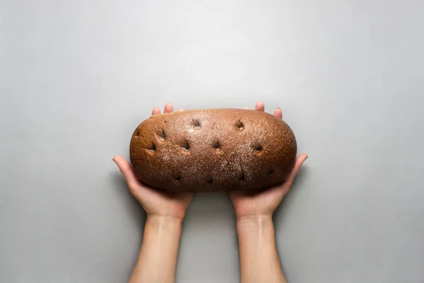 Foto Conceito Criativo Mãos Segurando Pão Fundo Cinza — Fotografia de Stock