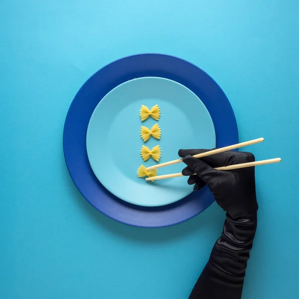 Koncepcja Kreatywnych Zdjęć Kuchenne Ręki Malowany Talerz Jedzeniem Niebieskim Tle — Zdjęcie stockowe
