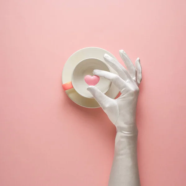 Koncepcja Kreatywnych Zdjęć Kuchenne Ręki Malowany Talerz Jedzeniem Nim Różowym — Zdjęcie stockowe