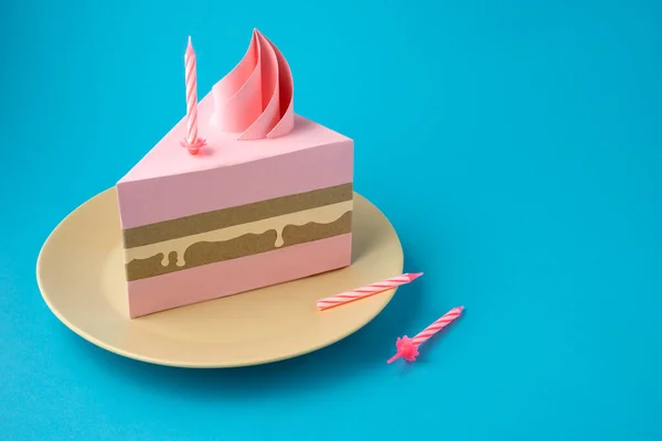創造的な食品健康食のコンセプト青の背景にプレート上のろうそくと誕生日ケーキの休日の写真 — ストック写真