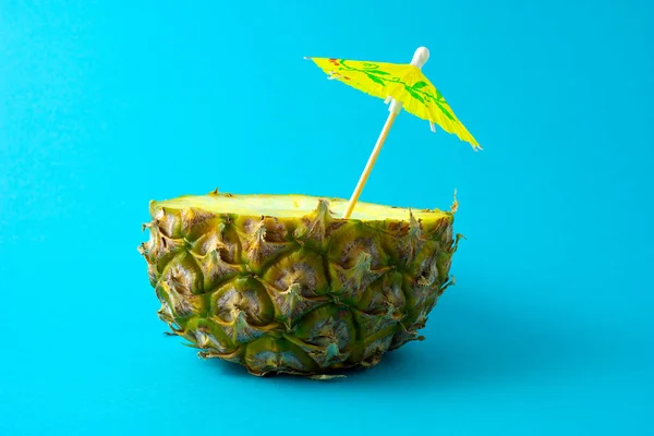 創造的な食品健康食のコンセプト写真パイナップルドリンクジュースカクテル傘と青の背景 — ストック写真