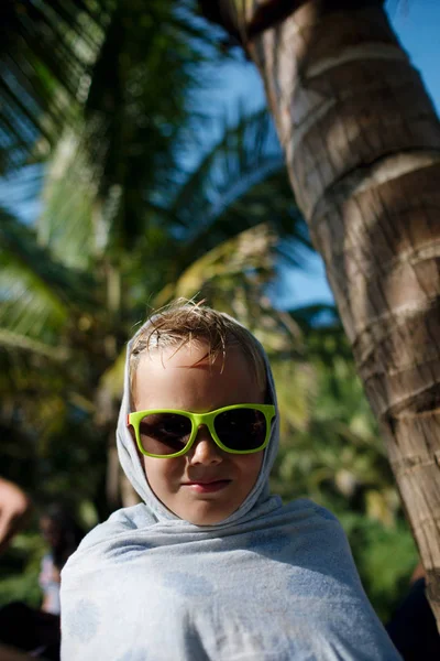 Porträt eines Jungen mit Sonnenbrille und Handtuch nach dem Schwimmen — Stockfoto