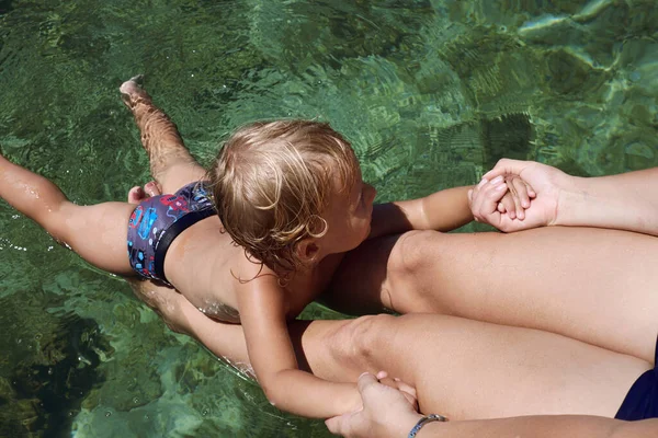 Schwimmen mit Mama — Stockfoto