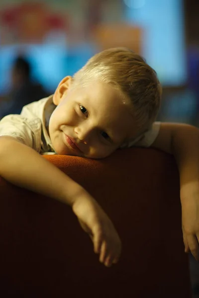 Portret van een kleine blonde jongen op de bank — Stockfoto