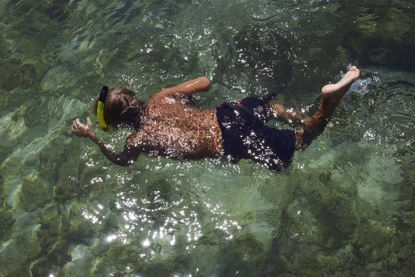 Schwimmen und Schnorcheln im Meer. — Stockfoto