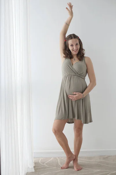 Retrato de la divertida mujer embarazada con gran barriga bailando y posando para el fotógrafo. Maternidad, gente activa —  Fotos de Stock