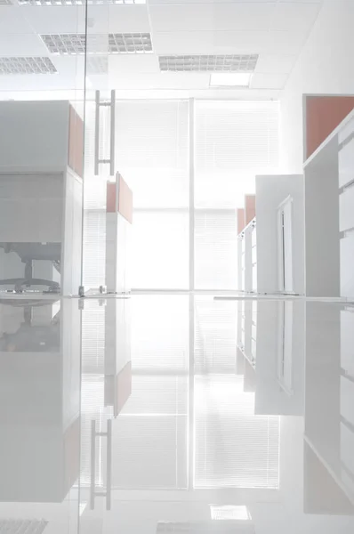 Tomma arbetsplatser. Ett blankt kontor. Spegelreflektion i ett blankt golv. Affärer. Bakgrund. Tapetkoncept. Tryckkonst. — Stockfoto