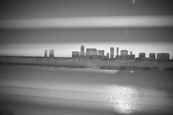 Czarno-biała fotografia panoramy miasta. Tapeta. Z przeszłości. Światło słoneczne odbite od wody. Sztuka druku — Zdjęcie stockowe