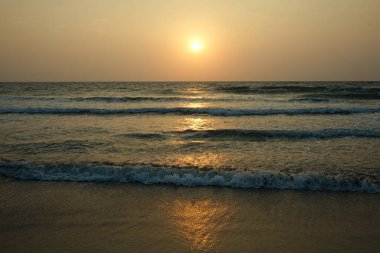 Kumsalda açık gökyüzü günbatımı 