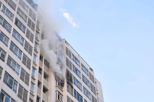 Вогонь у будівлі, дим з квартири будівлі Ліцензійні Стокові Зображення