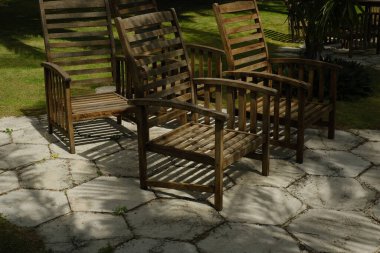 Otelin avlusundaki boş ahşap sandalyelerin fotoğrafını çek..