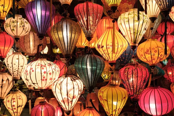 Lanternes magiques chinoises multicolores suspendues dans un magasin extérieur . — Photo