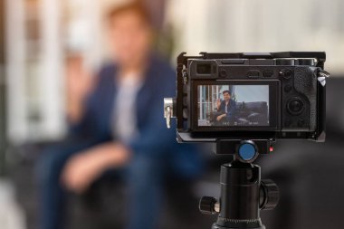 Evde video blogu ve insanların konsepti Asyalı erkek blogcuların video bloglarını kaydediyor. blog yazma.