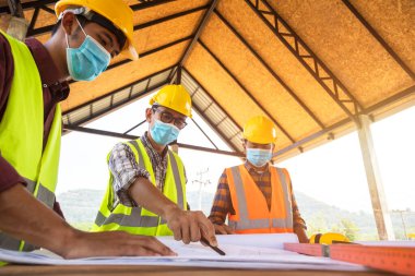 Mühendis ve mimarlardan oluşan üst düzey inşaat ekibi başarılı projeler yapmak için el ele tutuşuyor. Takım çalışması konsepti.