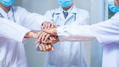 Doktorlar ve hemşirelerin grup elleri ellerinizi koordine edin. Başarı için hastanede takım çalışması ve ekibe güven, uyum, doktorlar başarı afişi geçmişi.