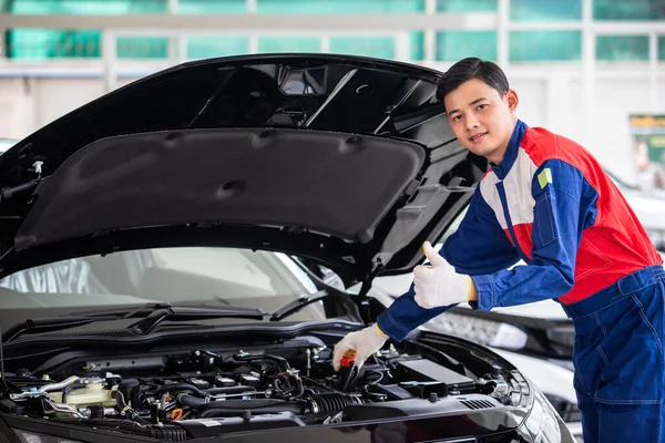 Mecânico Profissional Uniforme Verifique Qualidade Carro Novo Antes Entregar Aos — Fotografia de Stock