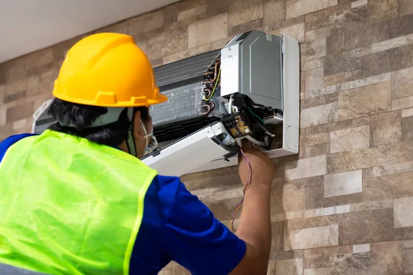 Condicionado Técnico Limpeza Condicionado Dentro Casa — Fotografia de Stock