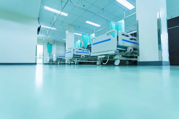 Hasta yatakları ve modern bir hastanede tıbbi donanımlı Asya hastane odası..