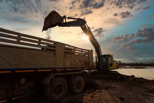Escavatore Pozzo Sabbia Durante Lavori Movimento Terra Riempimento Camion Discarica — Foto Stock