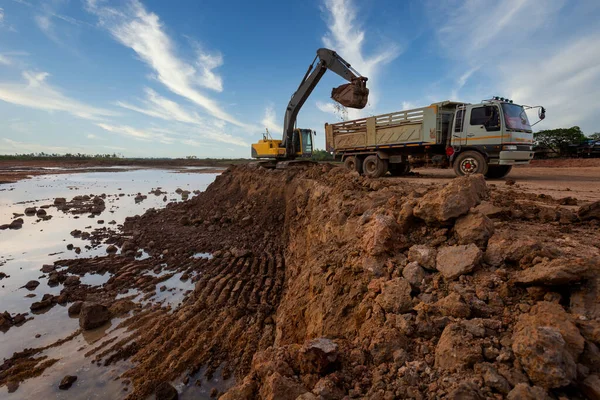 Escavatore Pozzo Sabbia Durante Lavori Movimento Terra Riempimento Camion Discarica — Foto Stock