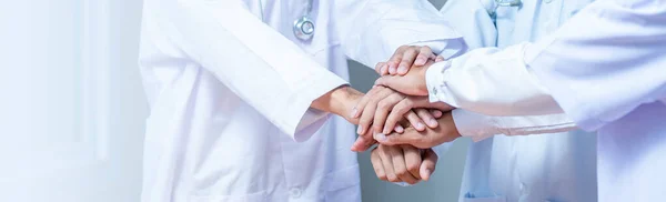 Feche Mãos Grupo Médicos Enfermeiras Coordenam Mãos Trabalho Equipe Hospital — Fotografia de Stock