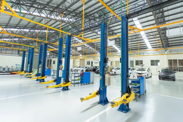 Arabalar için elektrikli asansör, dahili araba bakım merkezi. Servisteki arabalar epoksi katına, araba servis merkezine konur..