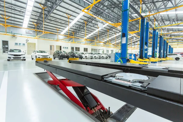 Arabalar için elektrikli asansör, dahili araba bakım merkezi. Servisteki arabalar epoksi katına, araba servis merkezine konur..