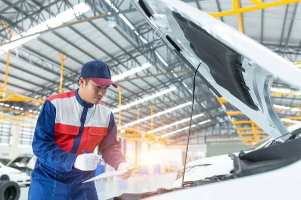 Ázsiai Autószerelő Részletes Járműellenőrzés Auto Service Center Téma Autó Szerviz — Stock Fotó