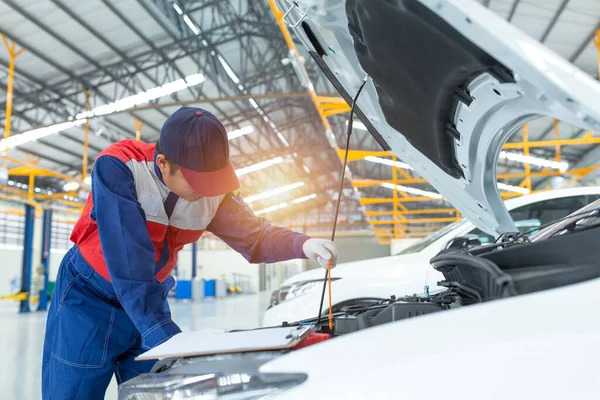 Ázsiai Autószerelő Részletes Járműellenőrzés Auto Service Center Téma Autó Szerviz — Stock Fotó