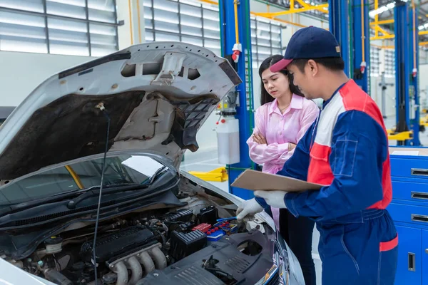 Mecánico Coche Asiático Cliente Mujer Hablando Con Mecánico Coche Centro — Foto de Stock