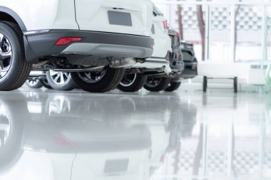 Satılık arabalar, otomotiv endüstrisi, araba galerisi otoparkı. Gıcır gıcır yeni araçlar yeni araba servisinin epoksi katında yeni sahiplerini bekliyor.