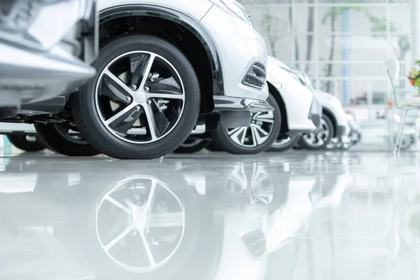 Satılık arabalar, otomotiv endüstrisi, araba galerisi otoparkı. Gıcır gıcır yeni araçlar yeni araba servisinin epoksi katında yeni sahiplerini bekliyor.