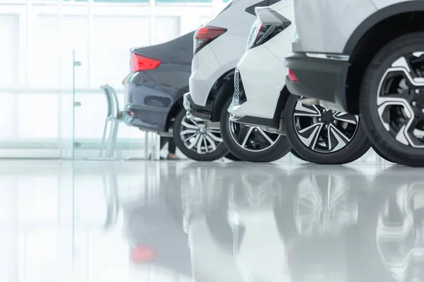 Satılık arabalar, otomotiv endüstrisi, araba galerisi otoparkı. Gıcır gıcır yeni araçlar yeni araba servisinin epoksi katında yeni sahiplerini bekliyor.