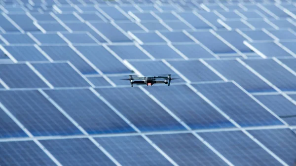 Inspection Drone Volant Explore Travail Panneau Cellule Solaire Avec Soleil — Photo