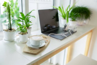 Kahve molası, kulaklık çalışması, dijital teknoloji eğitimi, evden çalışma, online iş, yeni normal