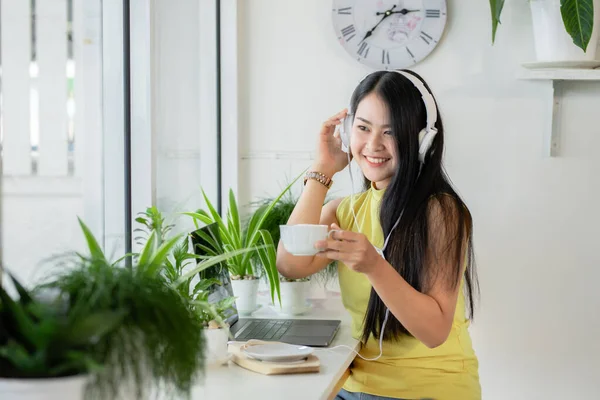 Asiático Sorrindo Menina Estudante Desgaste Sem Fio Fone Ouvido Estudo — Fotografia de Stock