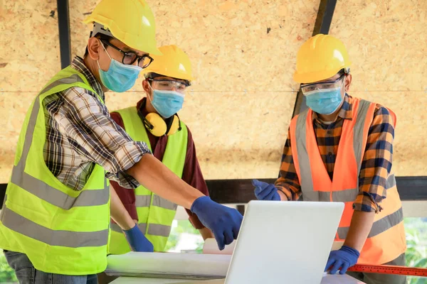 Equipe Engenheiros Construção Três Arquitetos Estão Prontos Para Usar Máscaras — Fotografia de Stock