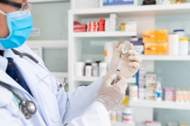 Şırınga ve aşı tutan doktor ya da hemşirenin eli