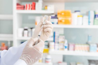 Şırınga ve aşı tutan doktor ya da hemşirenin eli