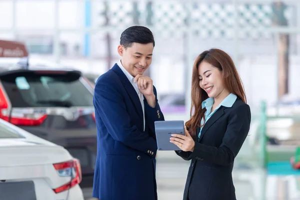 Azjatycki Biznesmen Okazja Zakupu Nowego Samochodu Wynajem Samochodów Salonie Samochodowym — Zdjęcie stockowe